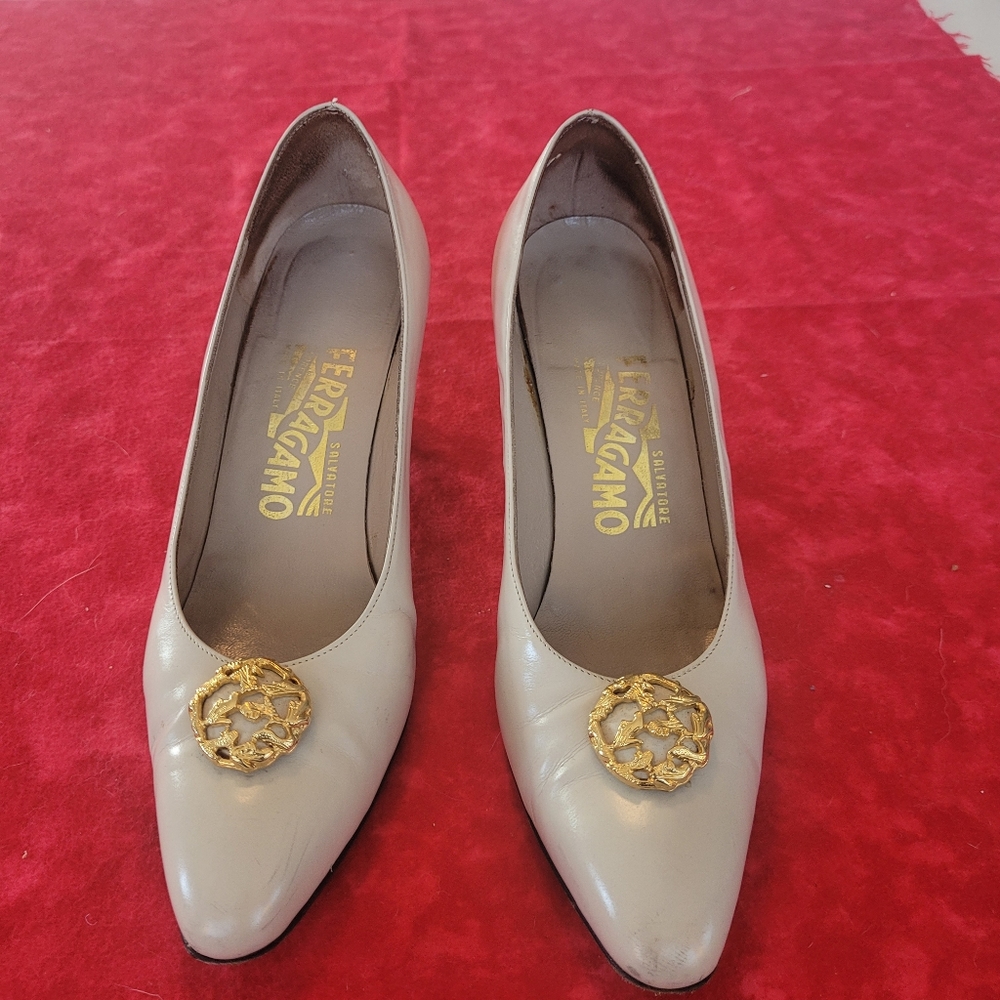 Salvatorre Ferragamo Vintage Cream Shoes with Gold Accent Size 7AA